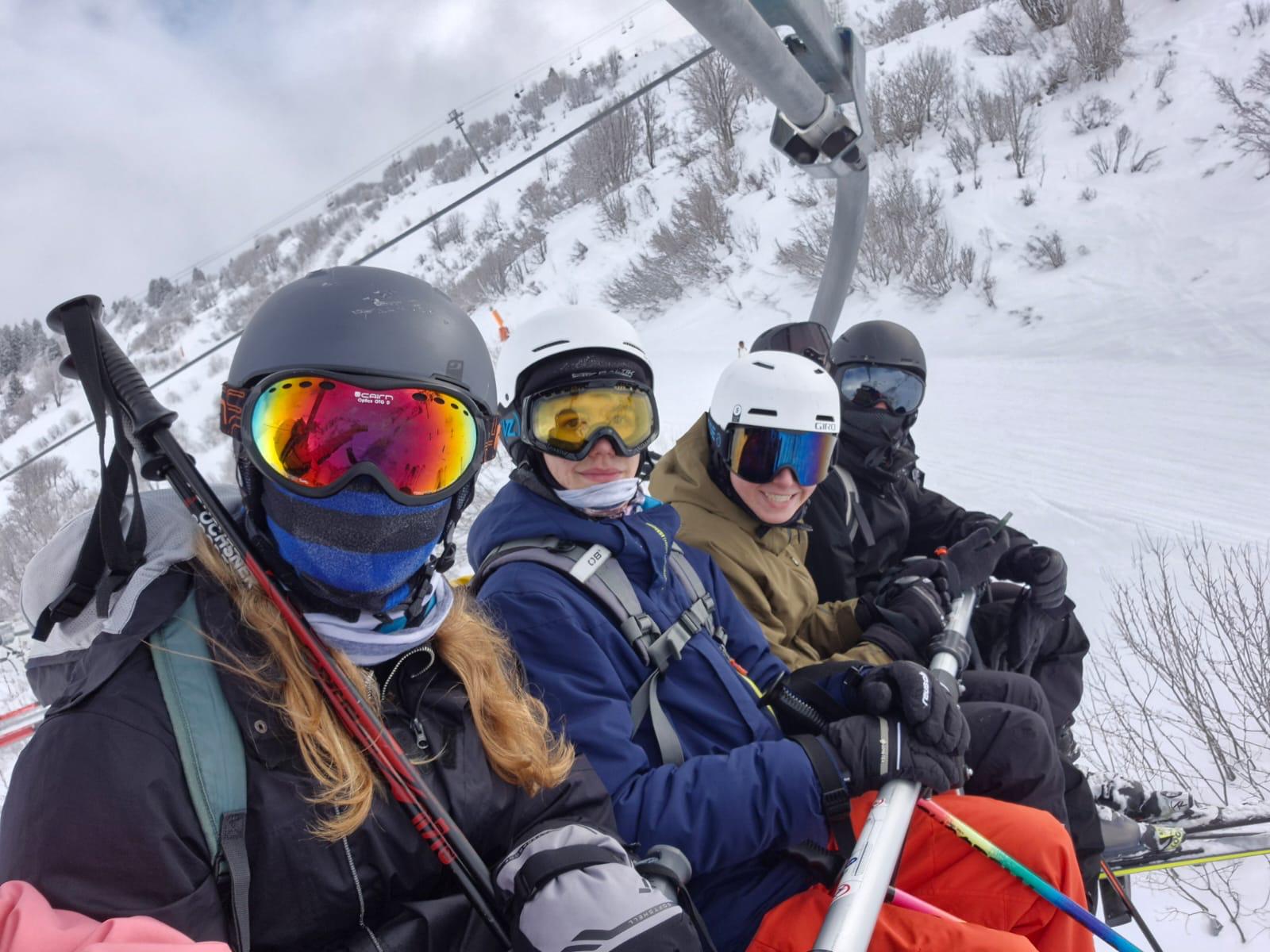 Sur les pistes pendant le camp de ski