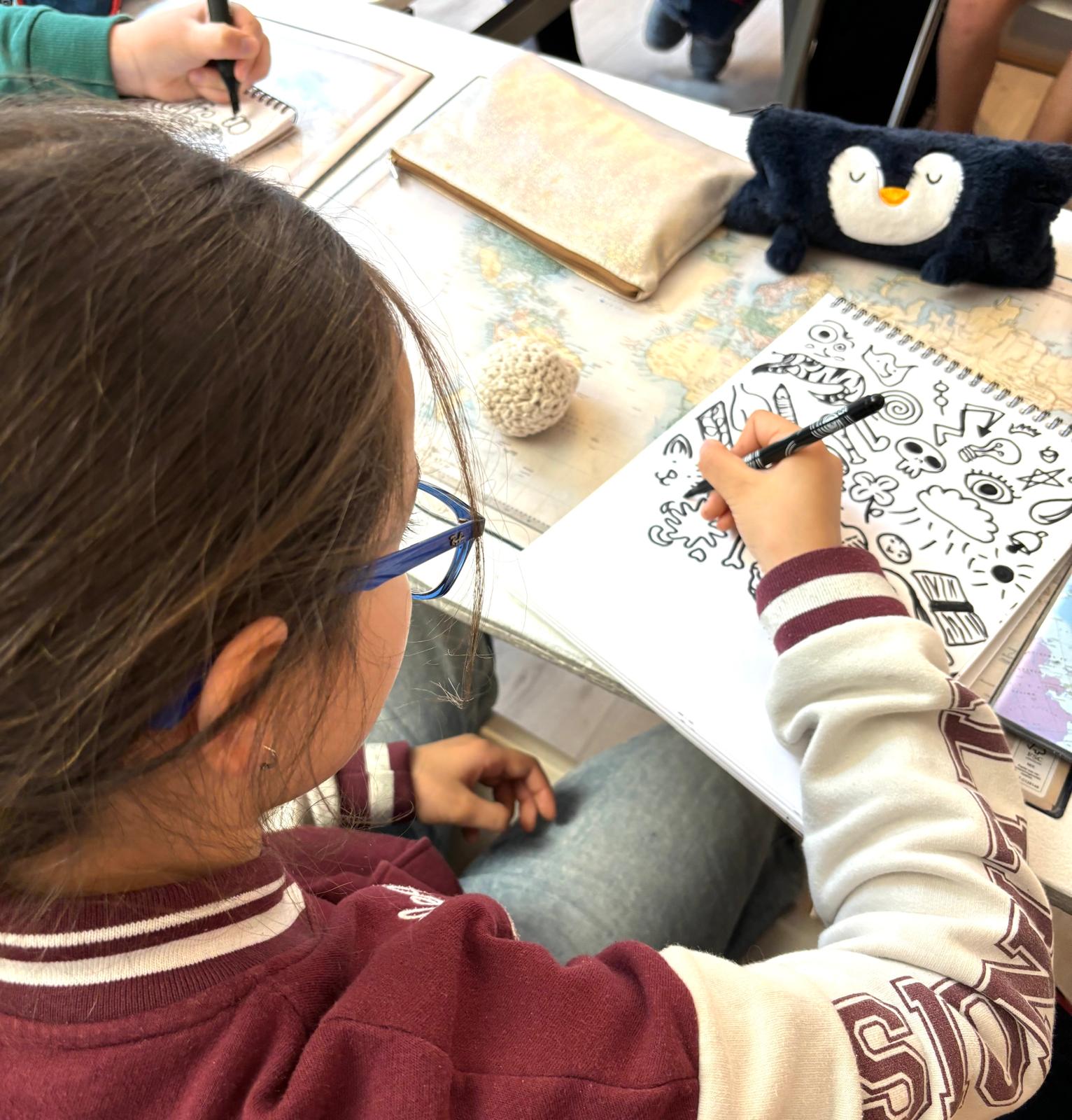 Élèves d’Anhugar pendant un cours d’art