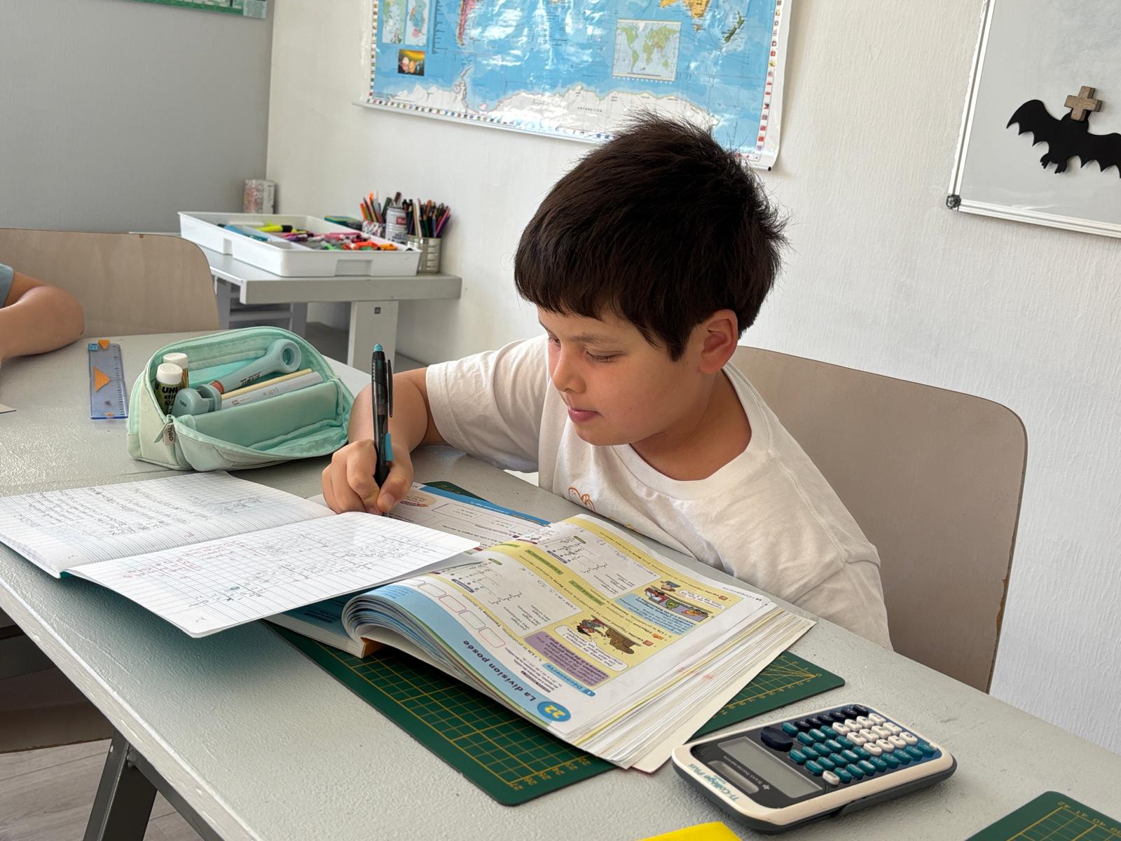 Un élève d’Anhugar au travail en classe