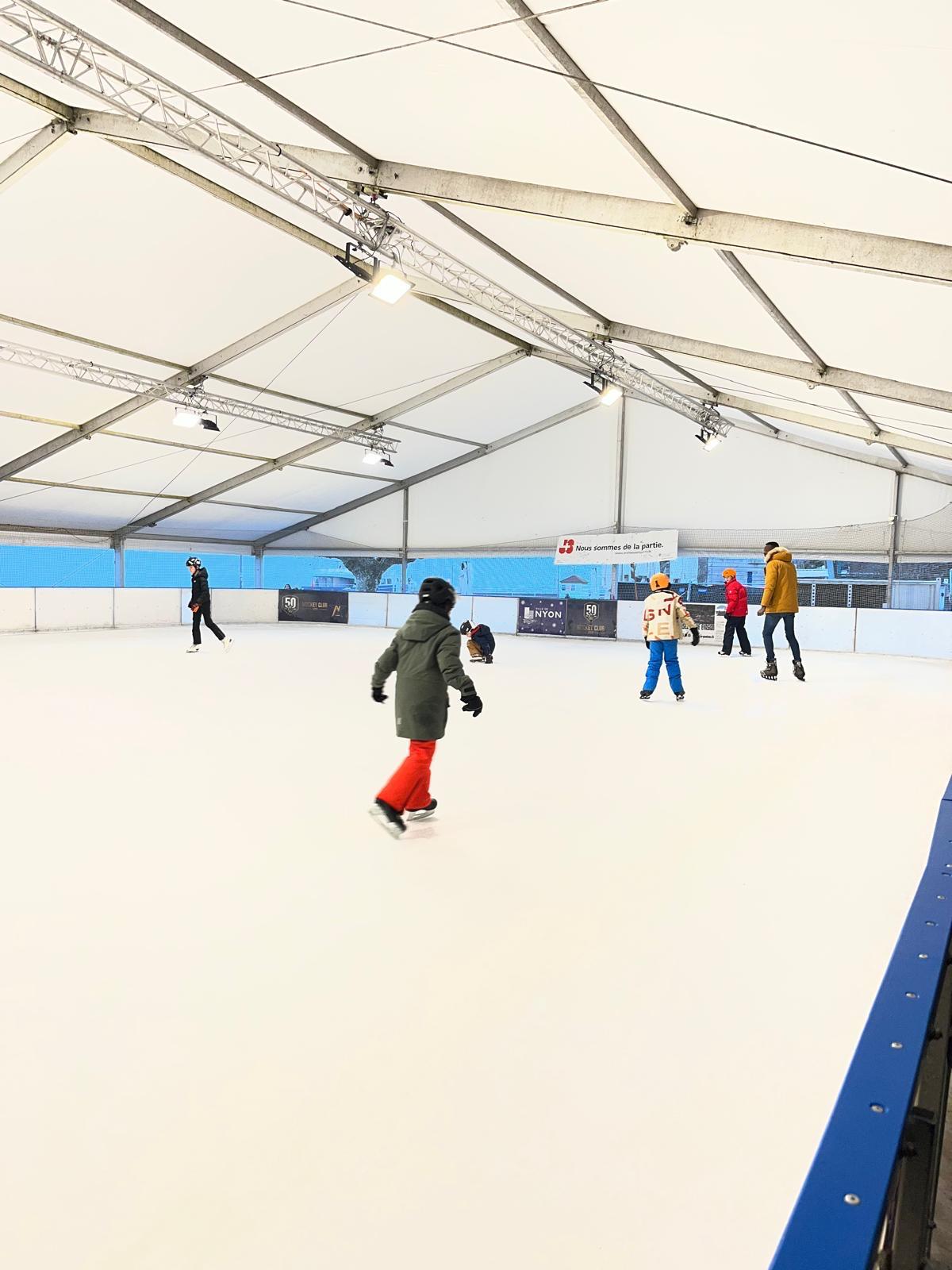 Séance de sport à la patinoire avec les élèves d’Anhugar